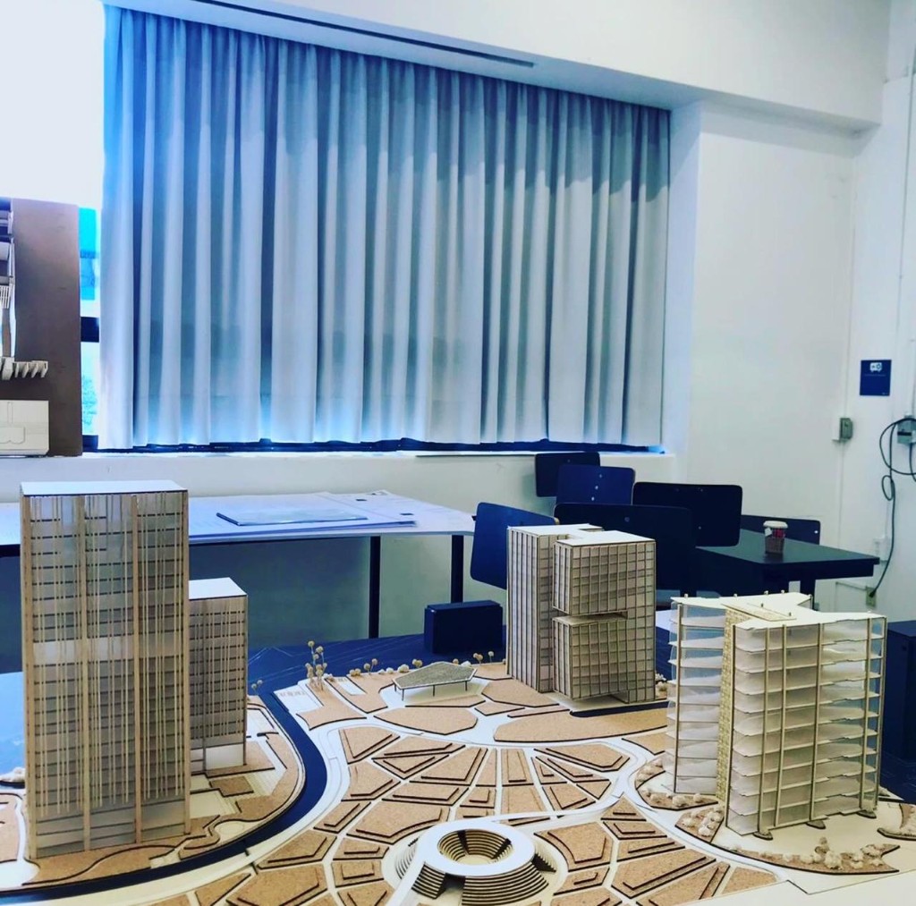 Maqueta del conjunto ARDIA, con las torres sobre la maqueta urbana